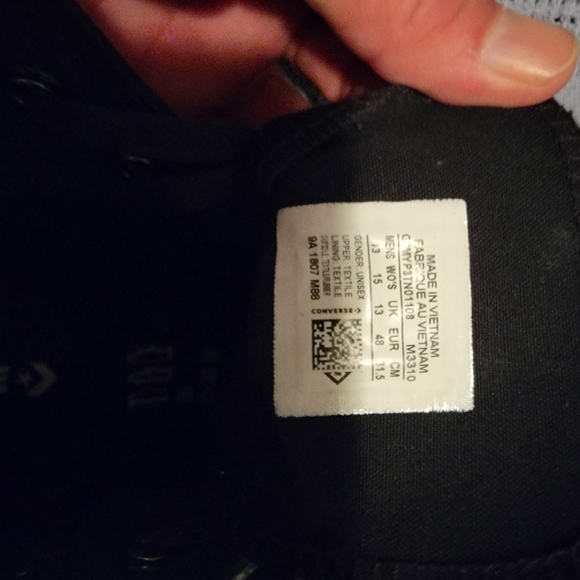 Chuck Taylor Converse - Picture 1 of 3